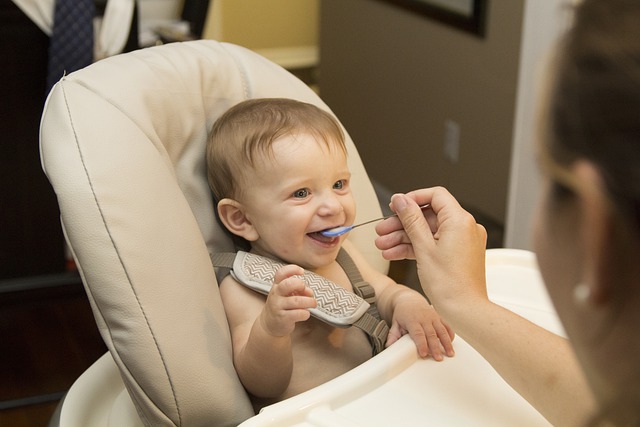 Rozszerzanie diety niemowlaka - kiedy zacząć i jakich zasad przestrzegać?